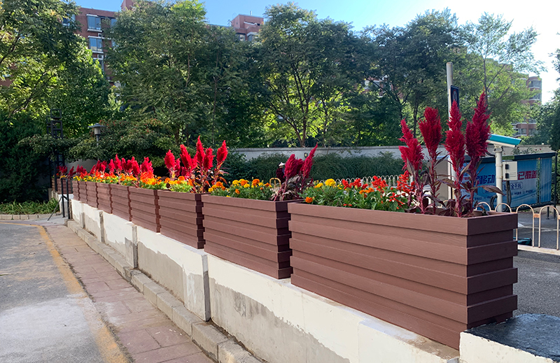 北京海淀區(qū)，紅檀色塑木花箱隔離